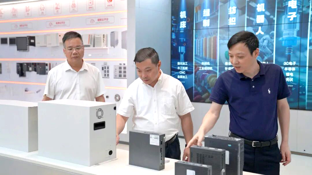 福州高新區領導一行蒞臨睿能科技調研指導(圖1) 福州高新區領導一行蒞臨睿能科技調研指導(圖1)