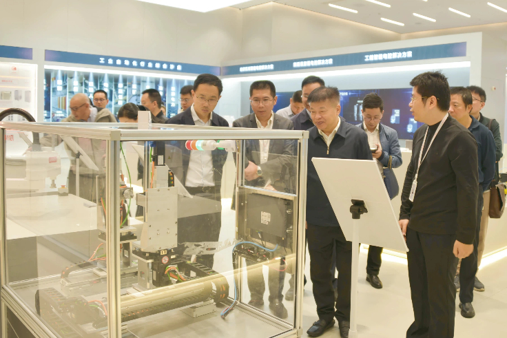 省工信廳陳建業(yè)廳長一行蒞臨睿能科技調(diào)研考察(圖2) 省工信廳陳建業(yè)廳長一行蒞臨睿能科技調(diào)研考察(圖2)